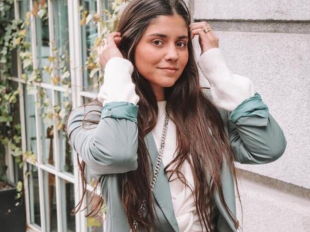 María G. de Jaime tiene la chaqueta de punto de Uterqüe con la que querrás salir de fiesta