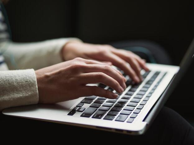 ¿Estar permanentemente conectada puede afectar a tu felicidad?