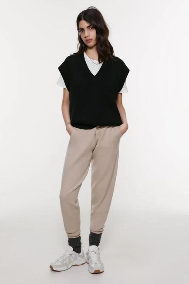 Nos encanta el juego cromático de este look minimalista de Zara.