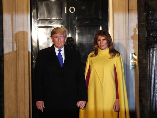 La historia de amor de Melania Trump con los vestidos capa