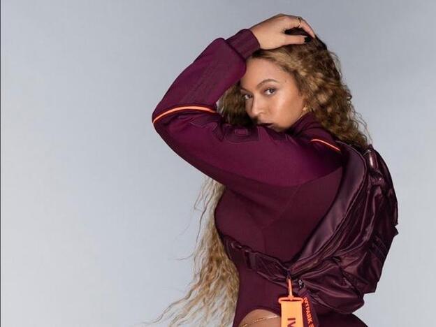 Trucos de estilo para hacer que el chándal funcione como look de trabajo en casa