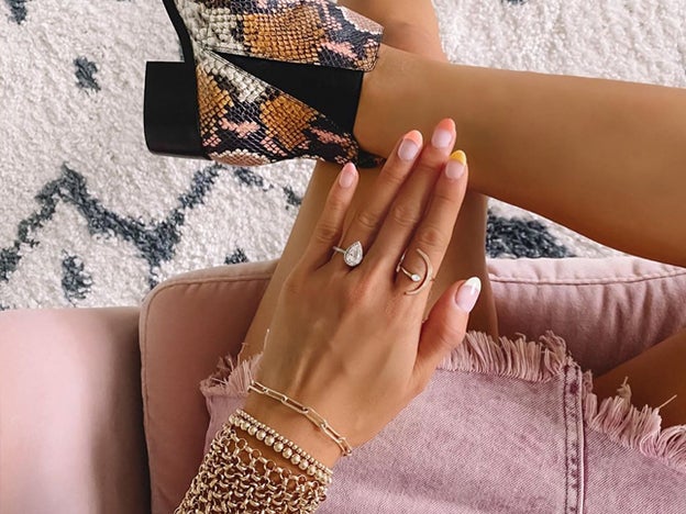 Ha llegado la hora de aprender a hacerte la manicura en casa tú misma