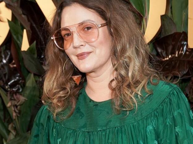 Drew Barrymore nos ha descubierto los guantes hidratantes para las manos que más necesitamos ahora mismo