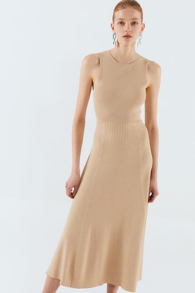 El vestido más minimalista posible: favorito desde ya en la colección de Sfera.