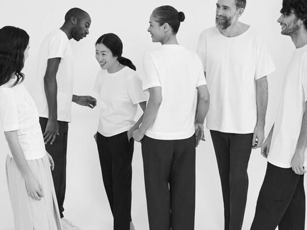 El (merecido) homenaje a la camiseta blanca de COS