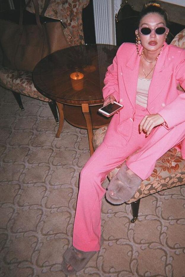 Gracias al confinamiento hemos encontrado las zapatillas de estar por casa más famosas de Instagram (y que llevan las celebrities)