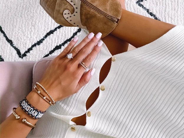 Este es el truco con purpurina que salvará tu manicura semipermanente (o de gel) durante el confinamiento