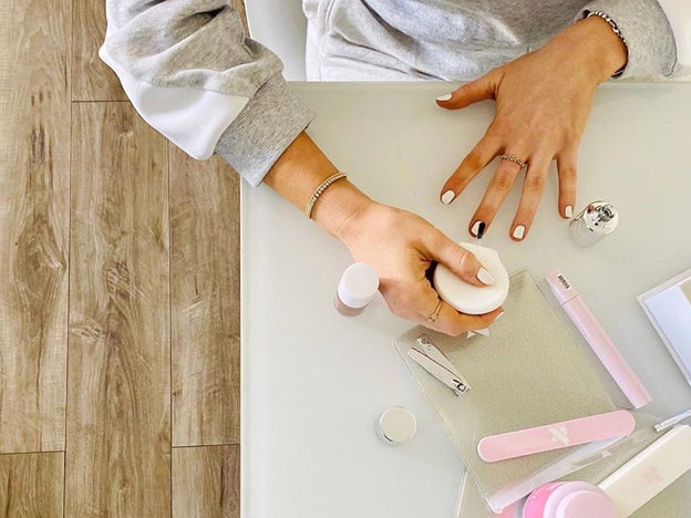 Tres diseños fáciles de nail art que puedes hacerte en casa con horquillas, pegatinas y otros utensilios domésticos