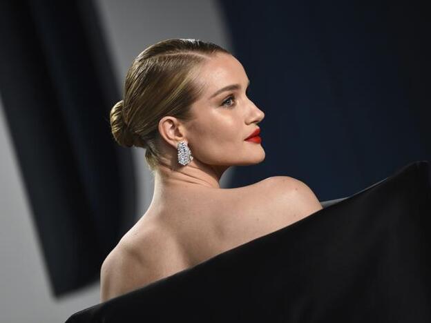 Rosie Huntington-Whiteley conoce una marca con las chaquetas más chic de todo el mercado (y sabemos cuál es)