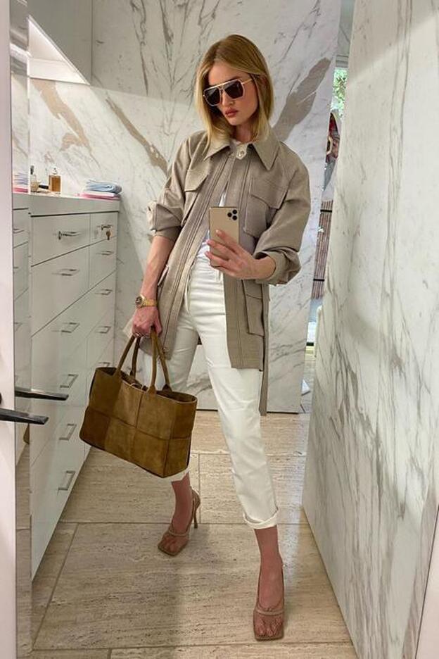 Rosie Huntington posa con chaqueta de Low Classic y zapatos de Bottega Veneta.