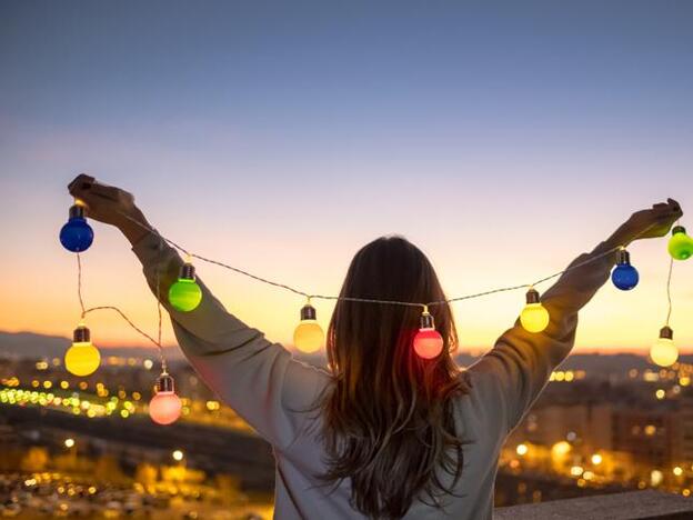 Las luces led le darán un punto animado a tu balcón.