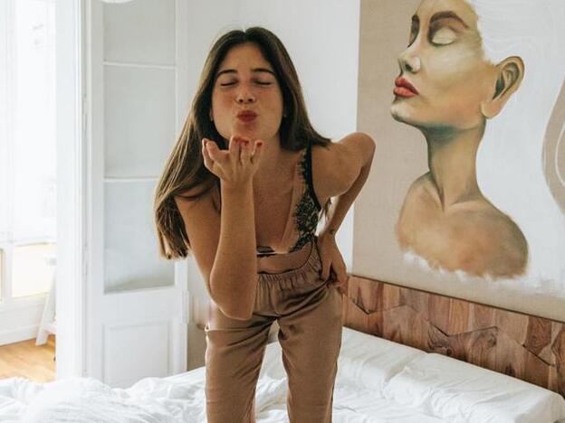 Del pijama sexy al total white, así son los looks de Belén Hostalet para estar en casa