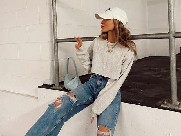 Bershka confirma que vuelven los rotos con estos pantalones vaqueros que estilizan y hacen más alta