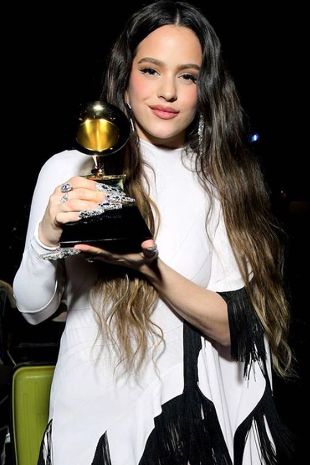 Vas a amar (o a odiar) este look de Rosalía con pañuelo y gorra