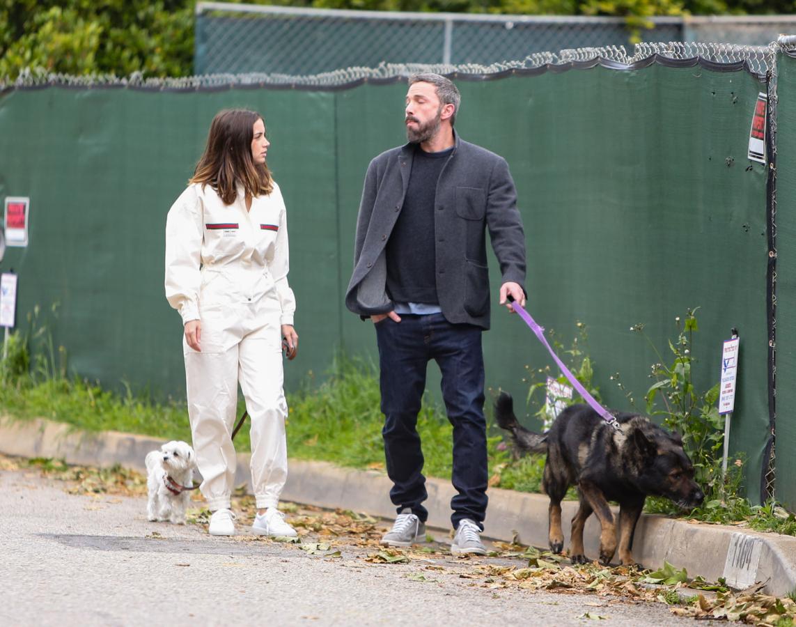Estas son las zapatillas blancas favoritas de Ana de Armas y así es como las combina