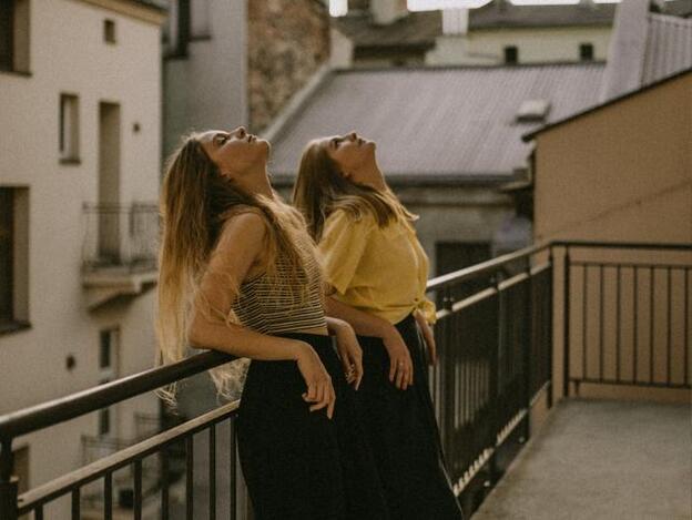 Así es cómo tienes que tomar el sol en el balcón durante el encierro por el coronavirus para conseguir toda la vitamina D que necesitas