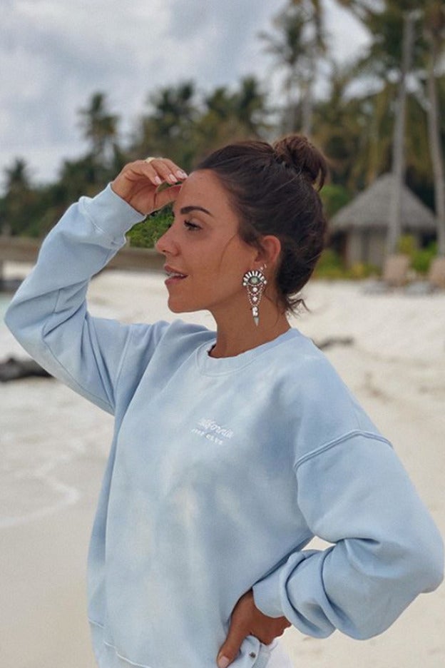 Necesitamos inmediatamente una sudadera azul bebé como las de Paula Ordovás y Marta Lozano