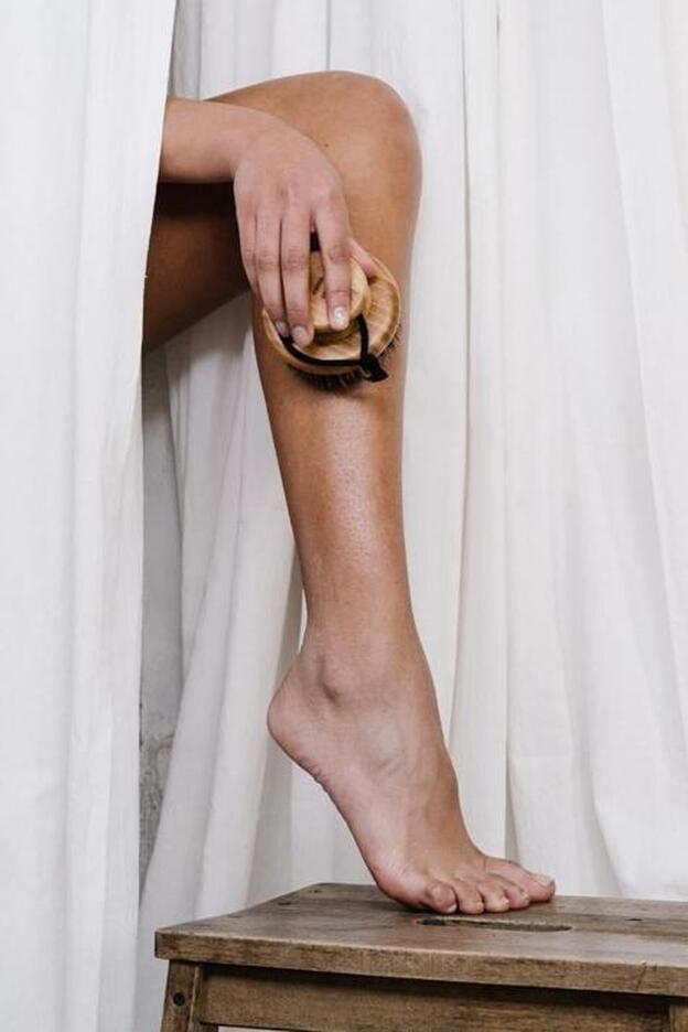 Todo lo que debes saber sobre el cepillado en seco, la técnica de exfoliación perfecta para estimular la circulación