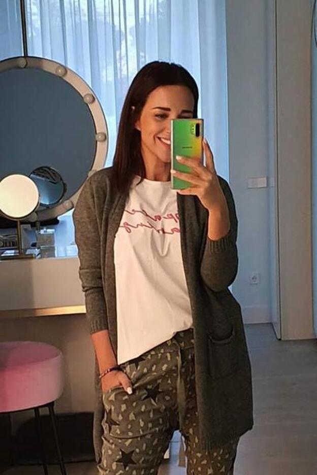 Un jogger de estrellas, el nuevo protagonista del estilismo de aislamiento de Paula Echevarría