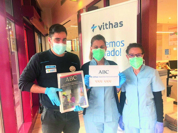 Algunos ejemplares del diario 'ABC' en el hospital del grupo Vithas./D.R.