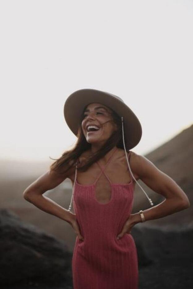 Paula Ordovás, con el vestido lúrex rosa que también lleva María Fernández-Rubíes.