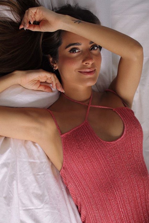 María Fernández-Rubíes lleva el vestido de lúrex rosa que va a triunfar este verano