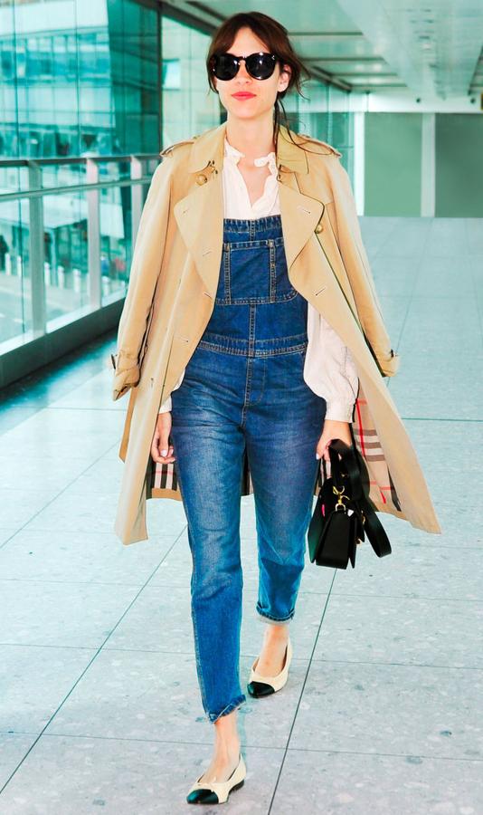 Esta es la prenda que Alexa Chung no se quita ni para estar en casa y que inspirará tus looks más cómodos