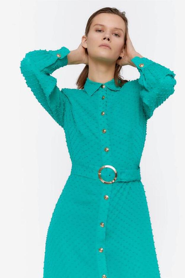 Uterqüe ha dado con el vestido aguamarina con el que siempre hemos soñado: hace que parezcas más alta y sirve hasta para una boda