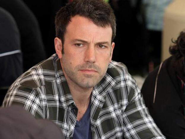 Ben Affleck en una imagen de archivo durante una partida de póker. Pincha sobre la foto para ver los famosos que han dado positivo por coronavirus./gtres.