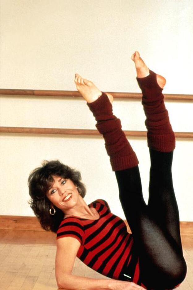 Estos son los 7 ejercicios que debería hacer tu madre (si es de la generación de Jane Fonda) durante el confinamiento por el coronavirus