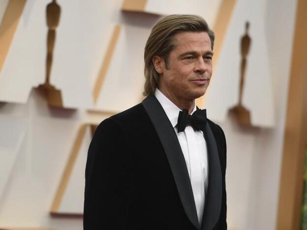 Brad Pitt como nunca lo habías visto: se pone 'manos a la obra' (literal)