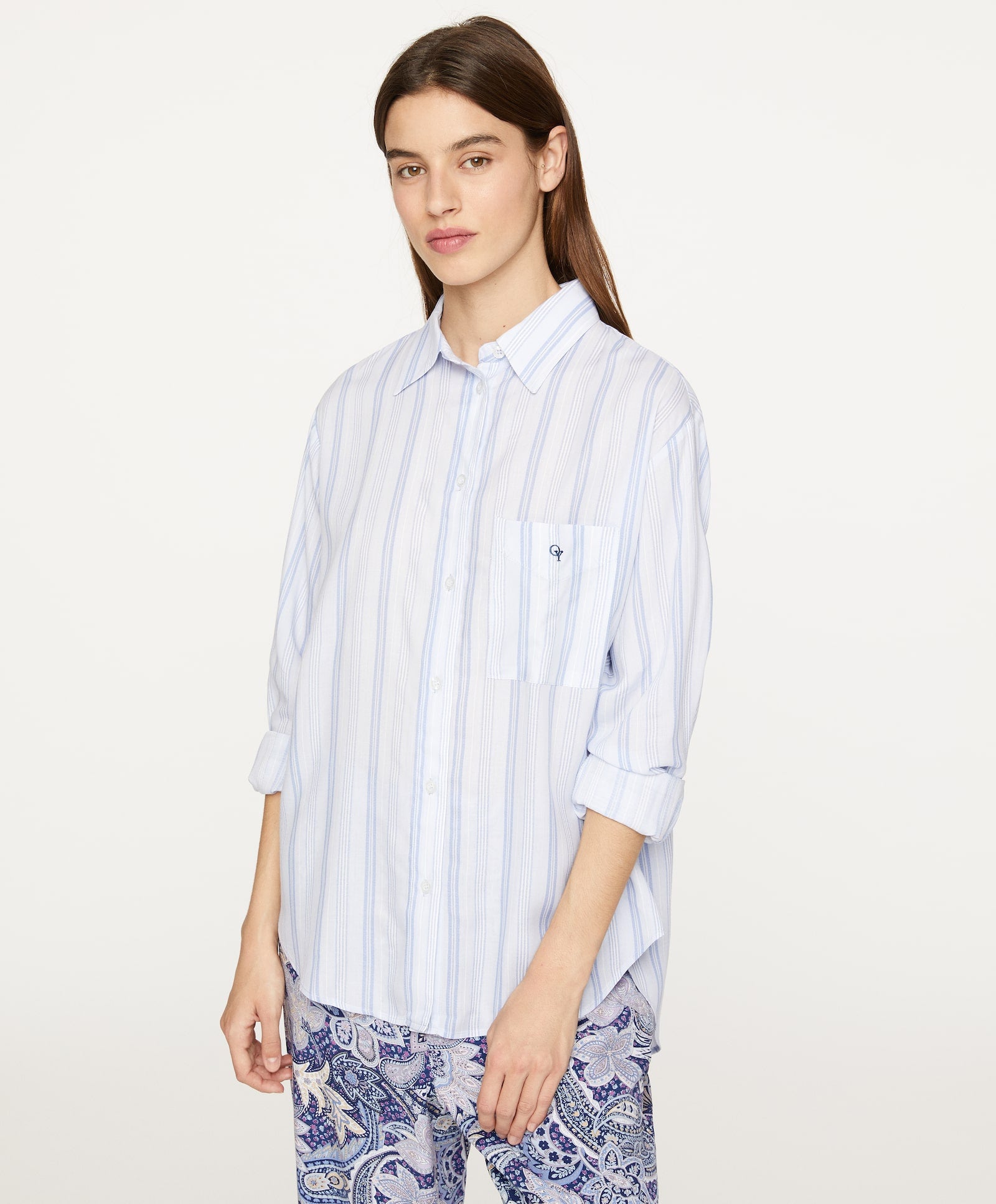 Doce camisas de pijama de Oysho, Zara Home y H&M que adelgazan y quedan perfectas con vaqueros