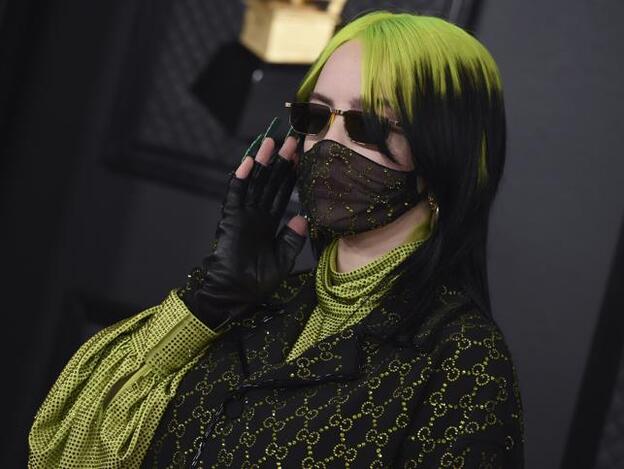 Poco a poco las mascarillas empezarán a formar parte tan de nuestra vida como de la de Billie Eilish, pero hay que aprender a usarlas. Otro producto que también vas a usar a menudo son los geles desinfectantes como los que verás si pinchas en la imagen./Gtres