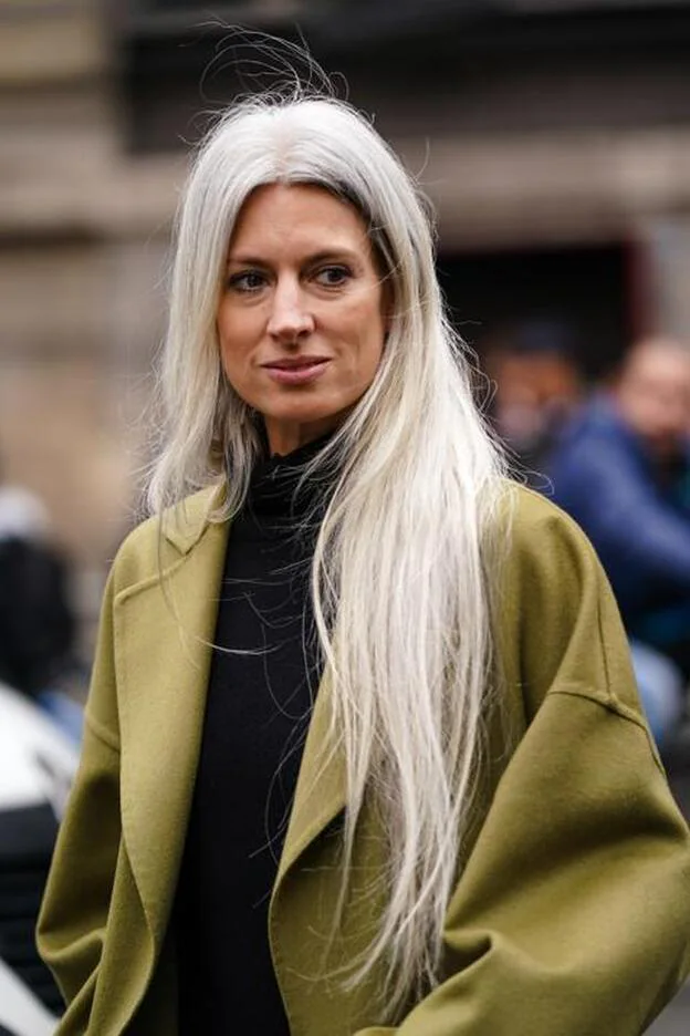 En la imagen, la editora británica Sarah Harris. (Pincha en la imagen para descubrir siete productos de pelo perfectos para disimular las canas)./getty