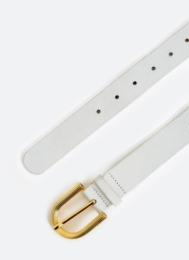 El blanco reina esta primavera: tenemos los 10 accesorios que no te quitarás