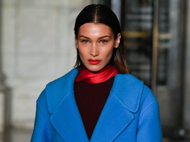 Bella Hadid se pasa al pelo con canas con el filtro de TikTok que se ha hecho viral (y que tienes que probar ya)