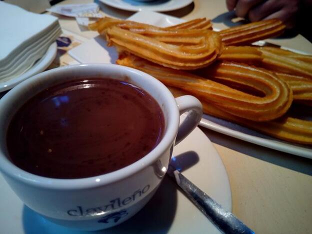 Aunque las cafeterías sigan cerradas no te prives de desayunar unos churros caseros ¡más fáciles de hacer imposible!