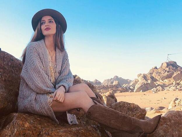 Sara Carbonero sabe cómo combinar la falda pareo para adelgazar la cintura