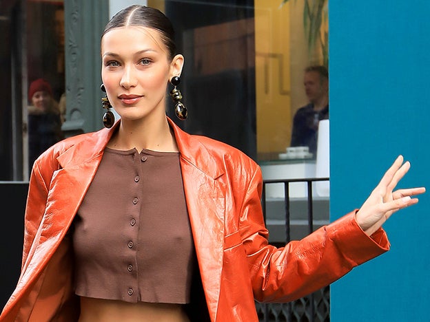 Bella y Gigi Hadid se cortan el flequillo en casa ellas mismas y el resultado, según sus amigas, es de peluquería