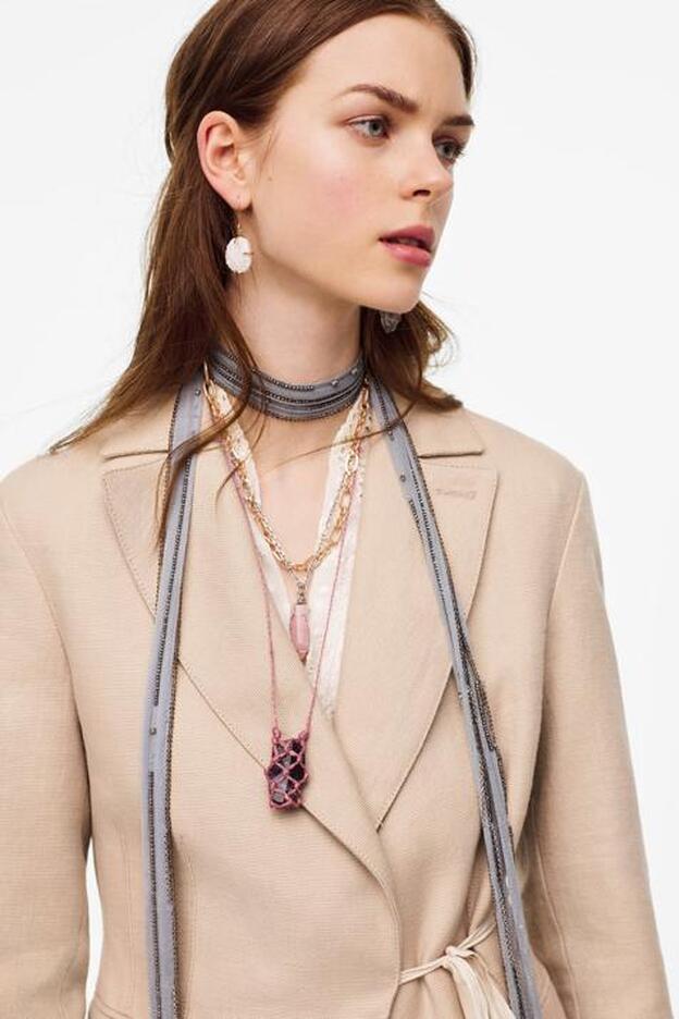Pañuelo con abalorios: el accesorio que estiliza el cuello y el escote, la nueva obsesión de Zara