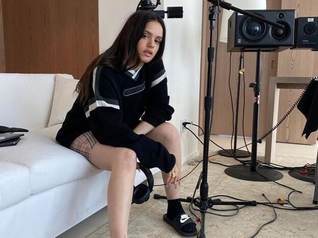 Rosalía cambia de look y se tiñe el pelo en casa: ¿adivinas de qué color?