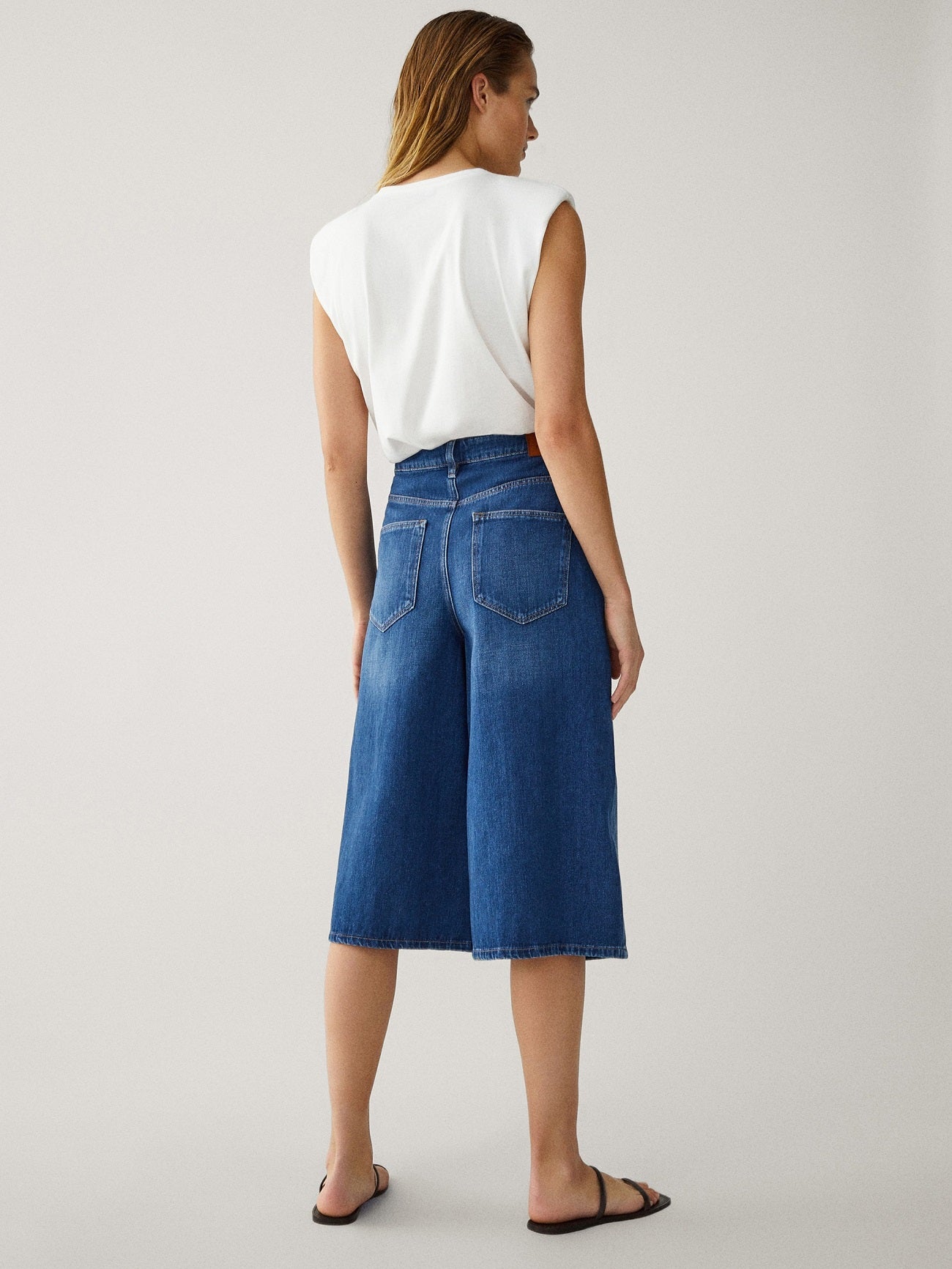 Los 10 vaqueros anchos (y estrechos) de diseño cómodo que sí son para estar en casa