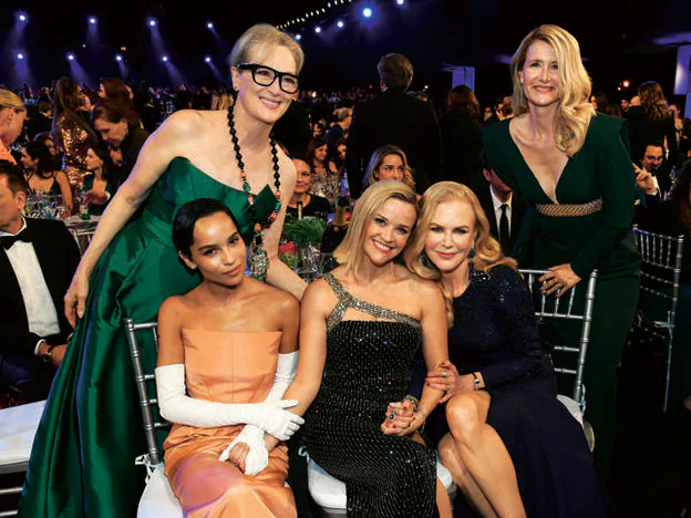 En los últimos premios del Sindicato de Actores rodeada por el reparto de Big little lies: Zoe Kravitz, Meryl Streep, Nicole Kidman y Laura Dern.