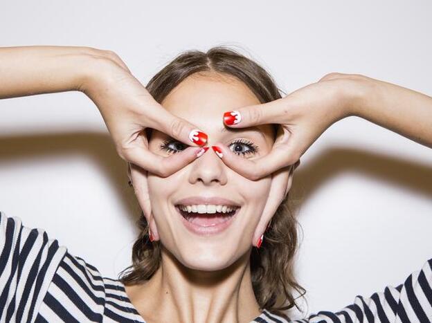 Dip powder nails, el esmalte de uñas en polvo para una manicura fácil en casa sin lámpara ni experiencia