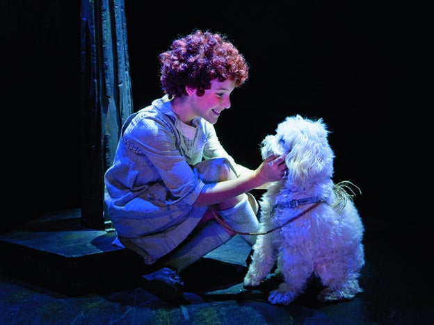 Cristina Padilla y Juliette en el escenario del musical 'Annie'./Josy Fernández Espinosa