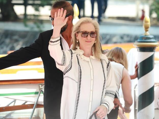Cuatro batas perfectas para copiar el look casero de Meryl Streep con el que ha revolucionado las redes