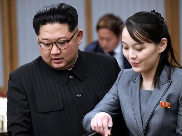 El líder de Corea del Norte, Kim Jong-Un, junto a su hermana, Kim Yo-Jong, en una vista a Corea del Sur en 2018.