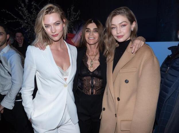 Carine Roitfeld entre Karlie Kloss y Gigi Hadid.