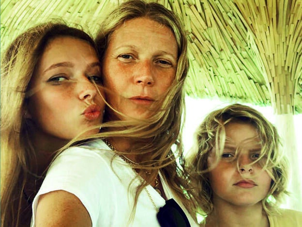 Gwyneth Paltrow junto a sus hijos.