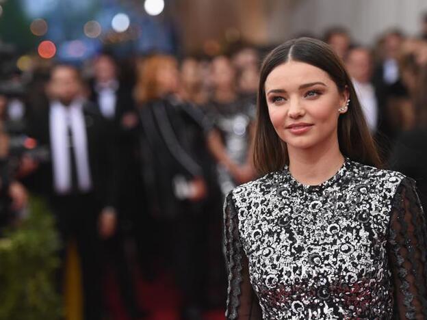 Adiós al agua con limón, el vinagre de manzana es el secreto depurativo infalible de Miranda Kerr